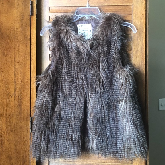 Urban Behavior 2-Pocket Shaggy Faux Fur Vest - Picture 1 of 6